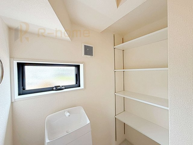 石岡市石岡3期　新築戸建て　1号棟のトイレ|トイレに便利な可動棚付き！トイレットペーパーなどをスッキリ収納できます♪
