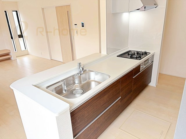 石岡市石岡3期　新築戸建て　1号棟のキッチン|料理をしながら家族とコミュニケーションが取れる対面式システムキッチン。