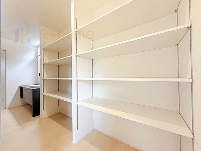 石岡市石岡3期　新築戸建て　1号棟の収納|キッチンにはパントリーを設置！キッチン回りの整理整頓の悩みも解決♪