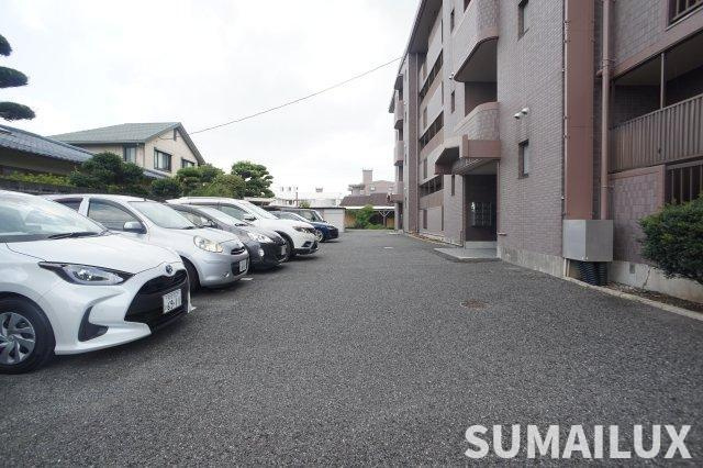 熊本市中央区出水６丁目の賃貸マンションの駐車場