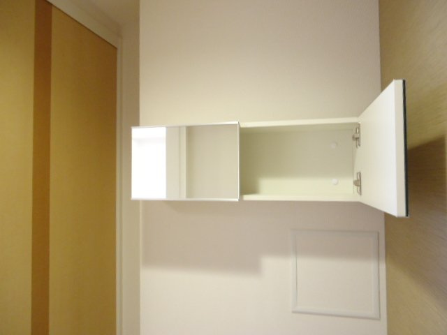 ロイヤルシャトーのトイレ|収納棚