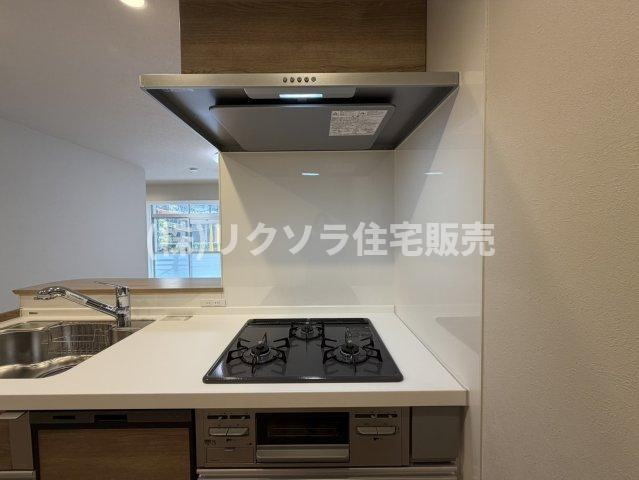 さんくれーる茨木C棟のキッチン|ビルトイン3口コンロ
■物件内覧・資金計画相談・住宅ローン相談、リフォーム相談、お問合せ受付中■
※当日・翌日のご内覧、ご相談はお電話でのお問合せがスムーズです！