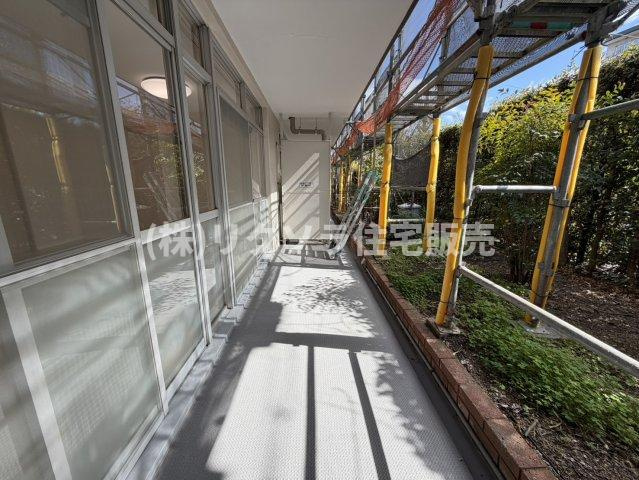 さんくれーる茨木C棟のバルコニー|南西向き陽当たり良好
■物件内覧・資金計画相談・住宅ローン相談、リフォーム相談、お問合せ受付中■
※当日・翌日のご内覧、ご相談はお電話でのお問合せがスムーズです！