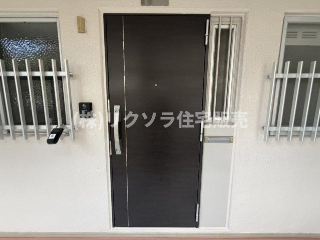 さんくれーる茨木C棟の玄関|ツーシリンダー錠
■物件内覧・資金計画相談・住宅ローン相談、リフォーム相談、お問合せ受付中■
※当日・翌日のご内覧、ご相談はお電話でのお問合せがスムーズです！