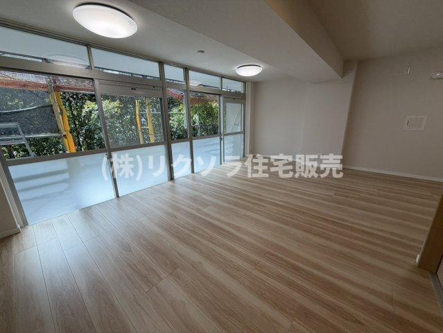 さんくれーる茨木C棟の居間・リビング|LDK21.6帖
■物件内覧・資金計画相談・住宅ローン相談、リフォーム相談、お問合せ受付中■
※当日・翌日のご内覧、ご相談はお電話でのお問合せがスムーズです！