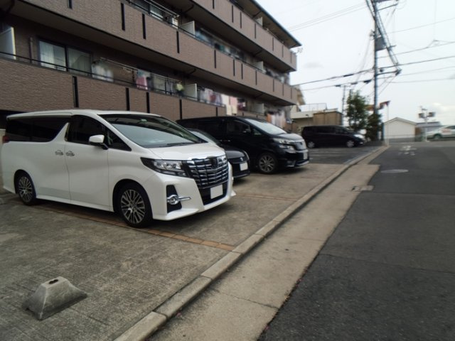 シャルトボナールの駐車場