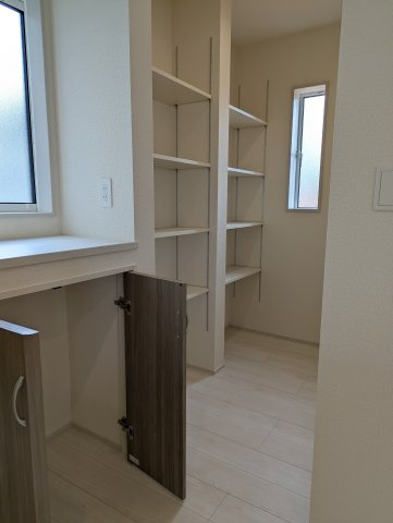 水戸市赤塚1丁目の収納|キッチン横のパントリーには、備蓄品や非常食のストックなどすっきり収納していただけます