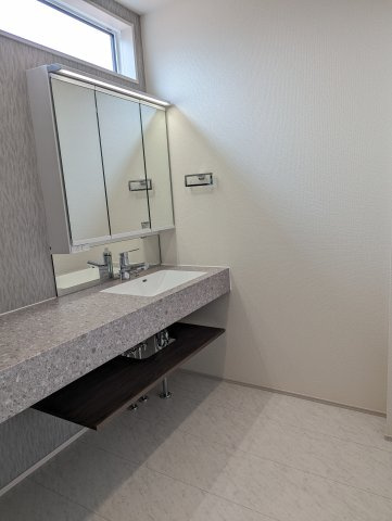 水戸市赤塚1丁目の独立洗面台|広々脱衣スペース！ホテルライクなおしゃれな洗面台です♪