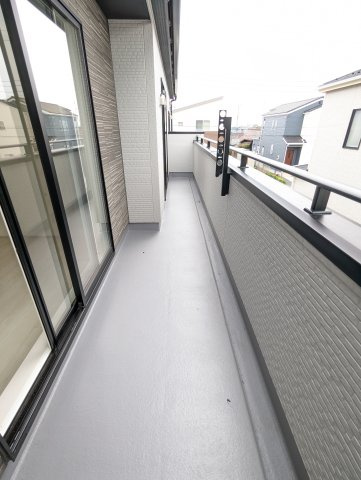 水戸市赤塚1丁目のバルコニー|暖かな日差しのふりそそぐ広々バルコニー、たくさんの洗濯物が干せます～