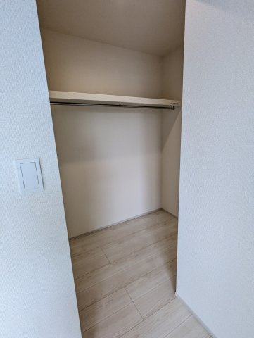 水戸市赤塚1丁目の収納|ウォークインクローゼットには衣類だけでなく、趣味のグッズもたっぷり収納できます