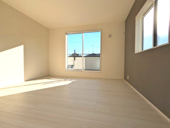 水戸市赤塚1丁目の洋室|バルコニーに面したお部屋は照明を点ける時間が少なくて済むので省エネに繋がります。（同施工物件）