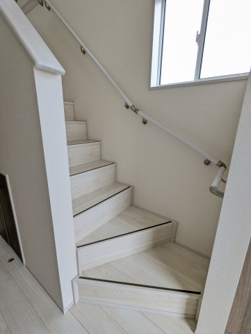 水戸市赤塚1丁目の内装|窓付きの階段は明るく、手すり付きで小さなお子様でも安心です