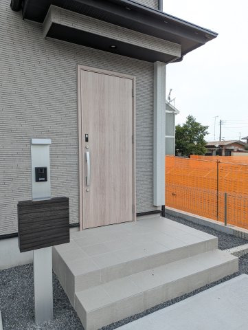 水戸市赤塚1丁目の玄関|暖かい印象の玄関です。玄関は住まいの（顔）です～♪新しい生活を新しい家で♪