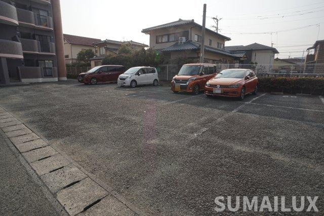 インフィニティ出水Ⅲの駐車場