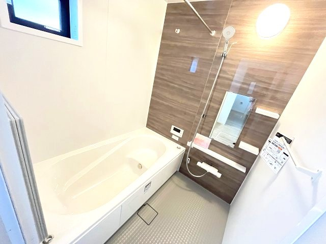 【浴室】 | 福岡市東区原田4丁目3期　2号棟（全3棟）【仲介手数料無料・0円】 | 現地写真。浴室です。