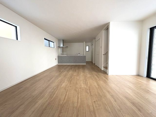 【居間・リビング】 | 福岡市東区原田4丁目3期　2号棟（全3棟）【仲介手数料無料・0円】 | 現地写真。
