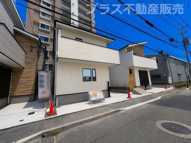 【外観】 | 福岡市東区原田4丁目3期　2号棟（全3棟）【仲介手数料無料・0円】 | 現地写真。プラス不動産販売なら、現場の全ての棟をまとめてご見学頂けます。