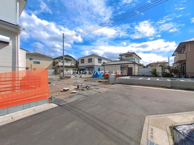 北本市中丸7丁目　新築戸建　ブルーミング08の前面道路含む現地写真