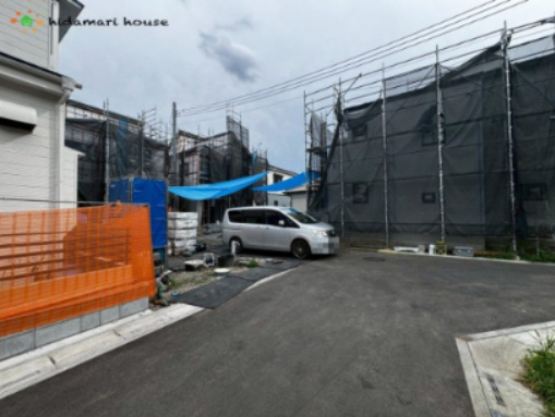 北本市中丸7丁目　新築戸建　ブルーミング08の前面道路含む現地写真