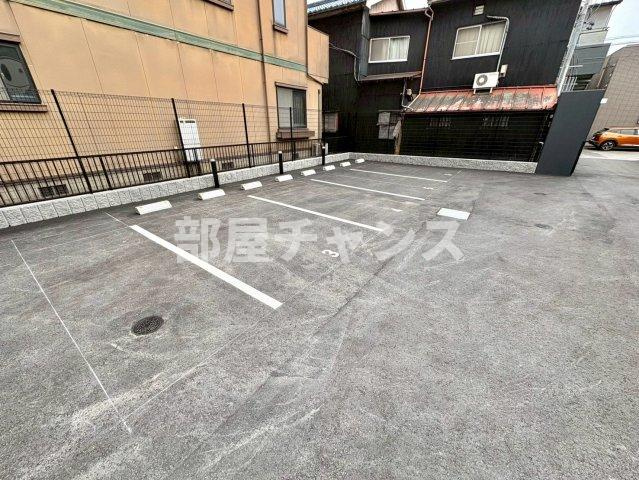 メイクスアート名古屋城西の駐車場