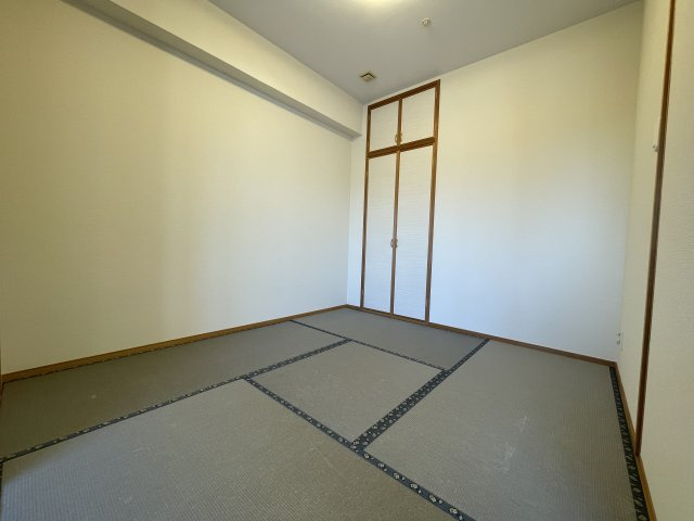 アルファステイツ城崎の和室|来客時には客間として利用できます。畳のやわらかさがあることで、小さなお子さまのお昼寝スペースや遊び場としても安心してお使いいただけます。