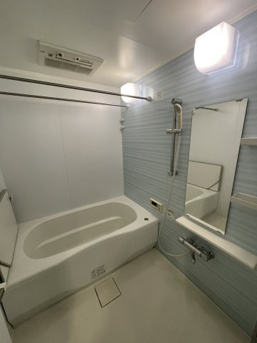 アルファステイツ城崎の浴室|浴室乾燥機付き。物干しバーも設置されているので雨の日や花粉が多い日にも気にせず洗濯を干せます♪