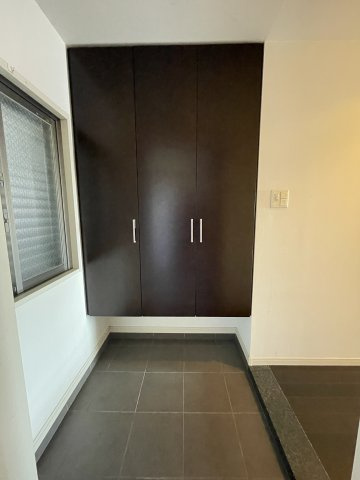 アルファステイツ城崎の玄関|玄関に窓があるので明るく「風通し」の良さも魅力です。玄関にこもりがちな湿気やニオイをしっかり逃がせます☆