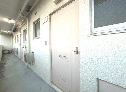 みつるマンションの玄関