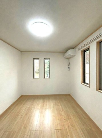 大蔵5丁目戸建の洋室|2階洋室
※室内写真は家具・小物等を消すAI生成のため、実物とは異なる場合がございます。