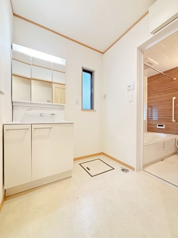 大蔵5丁目戸建の洗面所