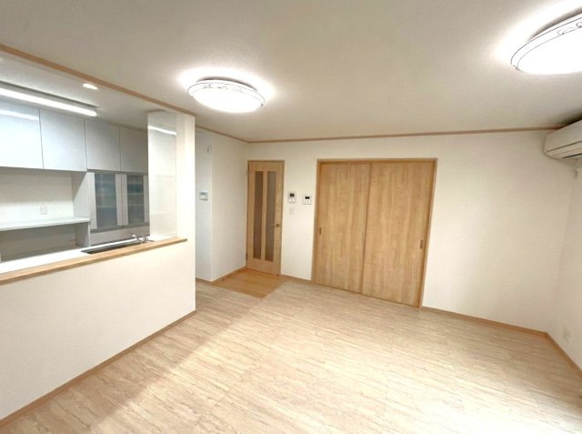 大蔵5丁目戸建の居間・リビング|※室内写真は家具・小物等を消すAI生成のため、実物とは異なる場合がございます。