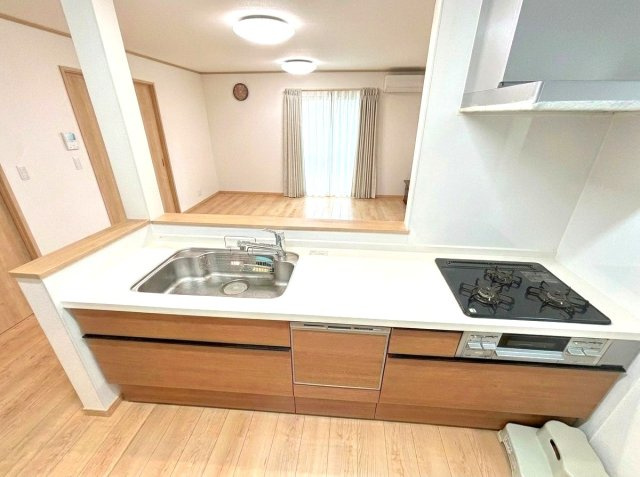大蔵5丁目戸建のキッチン|浄水器・ガス3口・食洗機
※室内写真は家具・小物等を消すAI生成のため、実物とは異なる場合がございます。