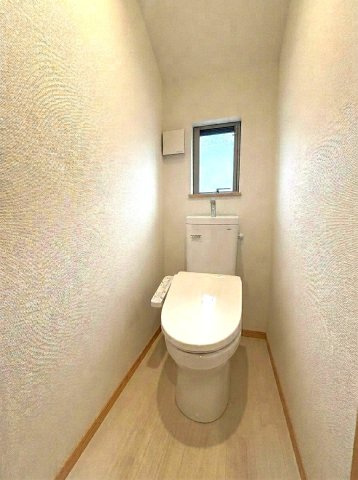 大蔵5丁目戸建のトイレ|2階トイレ
※室内写真は家具・小物等を消すAI生成のため、実物とは異なる場合がございます。