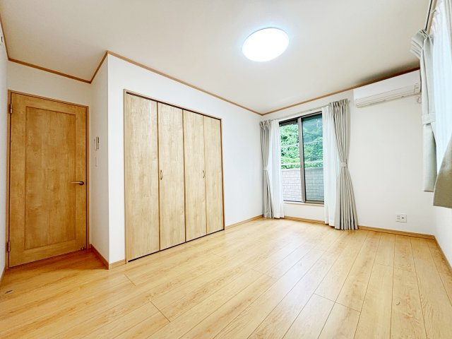 大蔵5丁目戸建の洋室