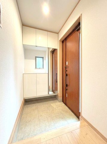 大蔵5丁目戸建の玄関|※室内写真は家具・小物等を消すAI生成のため、実物とは異なる場合がございます。