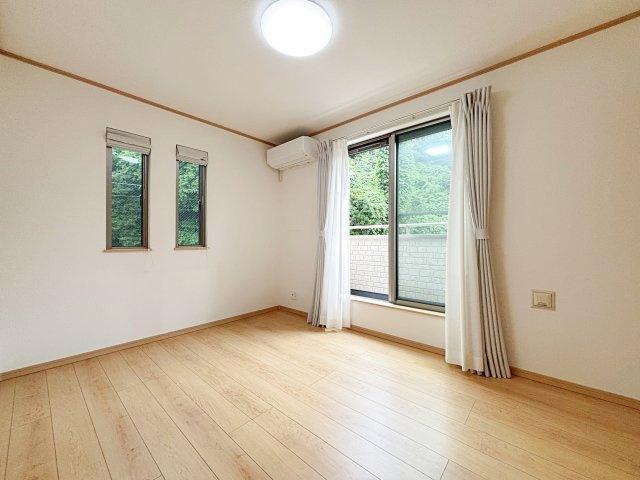 大蔵5丁目戸建の洋室