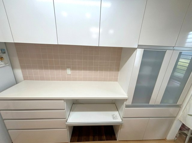 大蔵5丁目戸建の収納|キッチン食器棚
※室内写真は家具・小物等を消すAI生成のため、実物とは異なる場合がございます。