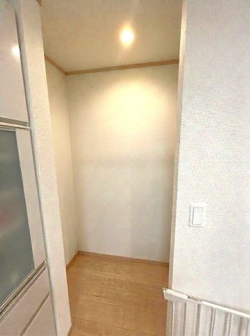 大蔵5丁目戸建の収納|キッチンパントリー
※室内写真は家具・小物等を消すAI生成のため、実物とは異なる場合がございます。