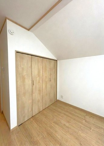 大蔵5丁目戸建の収納|2階洋室
※室内写真は家具・小物等を消すAI生成のため、実物とは異なる場合がございます。