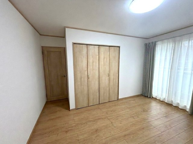 大蔵5丁目戸建の収納|2階洋室
※室内写真は家具・小物等を消すAI生成のため、実物とは異なる場合がございます。