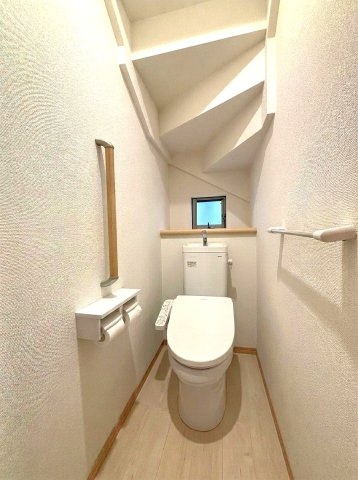 大蔵5丁目戸建のトイレ|1階トイレ
※室内写真は家具・小物等を消すAI生成のため、実物とは異なる場合がございます。