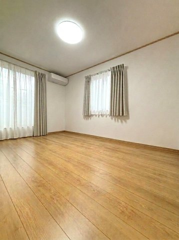 大蔵5丁目戸建の洋室|2階洋室
※室内写真は家具・小物等を消すAI生成のため、実物とは異なる場合がございます。
