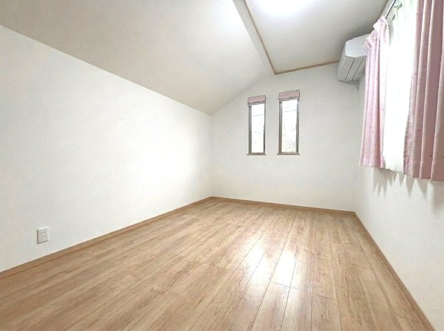 大蔵5丁目戸建の洋室|2階洋室
※室内写真は家具・小物等を消すAI生成のため、実物とは異なる場合がございます。