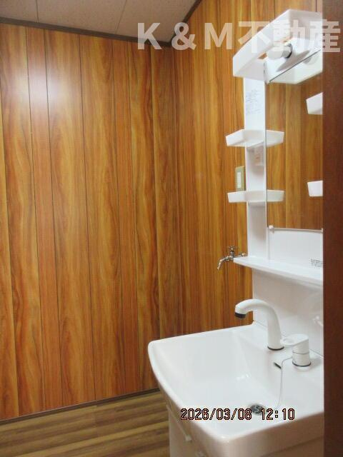 羽石邸貸家の洗面所|コンパクトで使いやすい洗面所