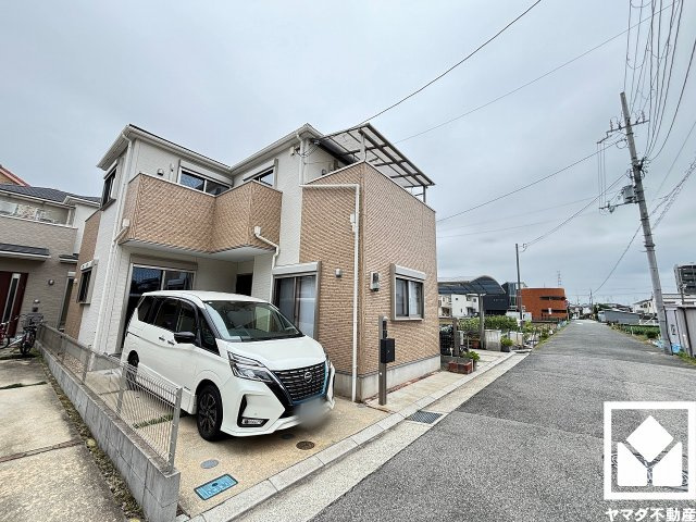 尼崎市大島1丁目の駐車場|駐車スペースを1台分確保。玄関のそばで荷物の上げ下ろしができるので便利です。重い荷物や雨の日の移動もスムーズで、快適なカーライフを実現。