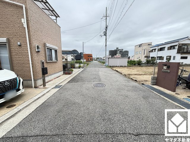 尼崎市大島1丁目の前面道路含む現地写真|前面道路幅員約6.0mとゆったりとした広さがあるのでファミリーカー等の車の出入りもしやすい立地です。