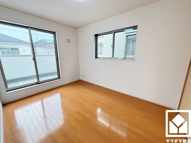 尼崎市大島1丁目の子供部屋|約6帖の2階北側洋室です。おしゃれなインテリアが映える明るい洋室で、リラックスしたひとときを過ごせます。