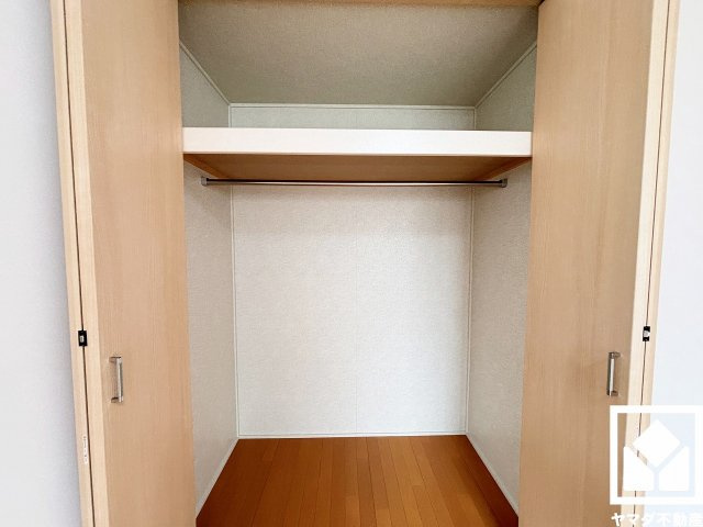 尼崎市大島1丁目の収納|新たに家具を買わなくても良いので、ハンガーパイプ付きのクローゼットは嬉しいですね。
