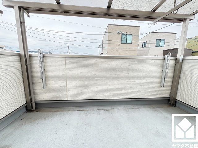 尼崎市大島1丁目のバルコニー|南側バルコニーは屋根付きなので、急な雨の日も洗濯物が濡れにくく便利です。