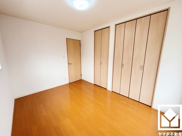 尼崎市大島1丁目の寝室|約6帖の2階南側洋室です。全居室フローリングでお掃除ラクラクです。